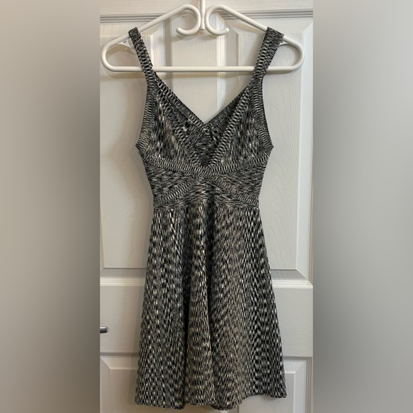 Adorable fit and flare Guess dress. Like new condition. - Picture 2 of 2